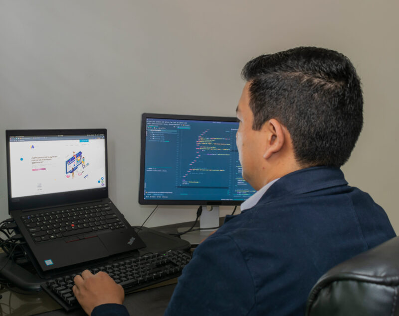 Celia y River, fundadores de Mondo. La agencia de marketing y desarrollo web de los emprendedores de Cartago.